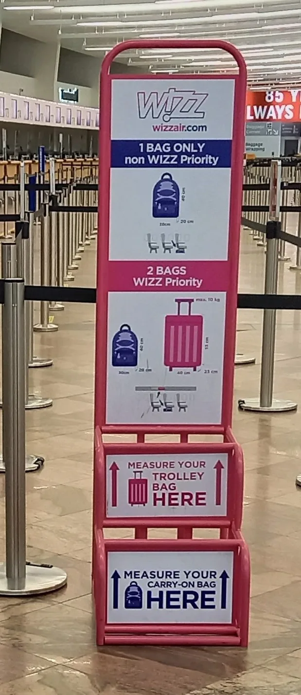 공항에 놓인 Wizz Air 수하물 측정 프레임