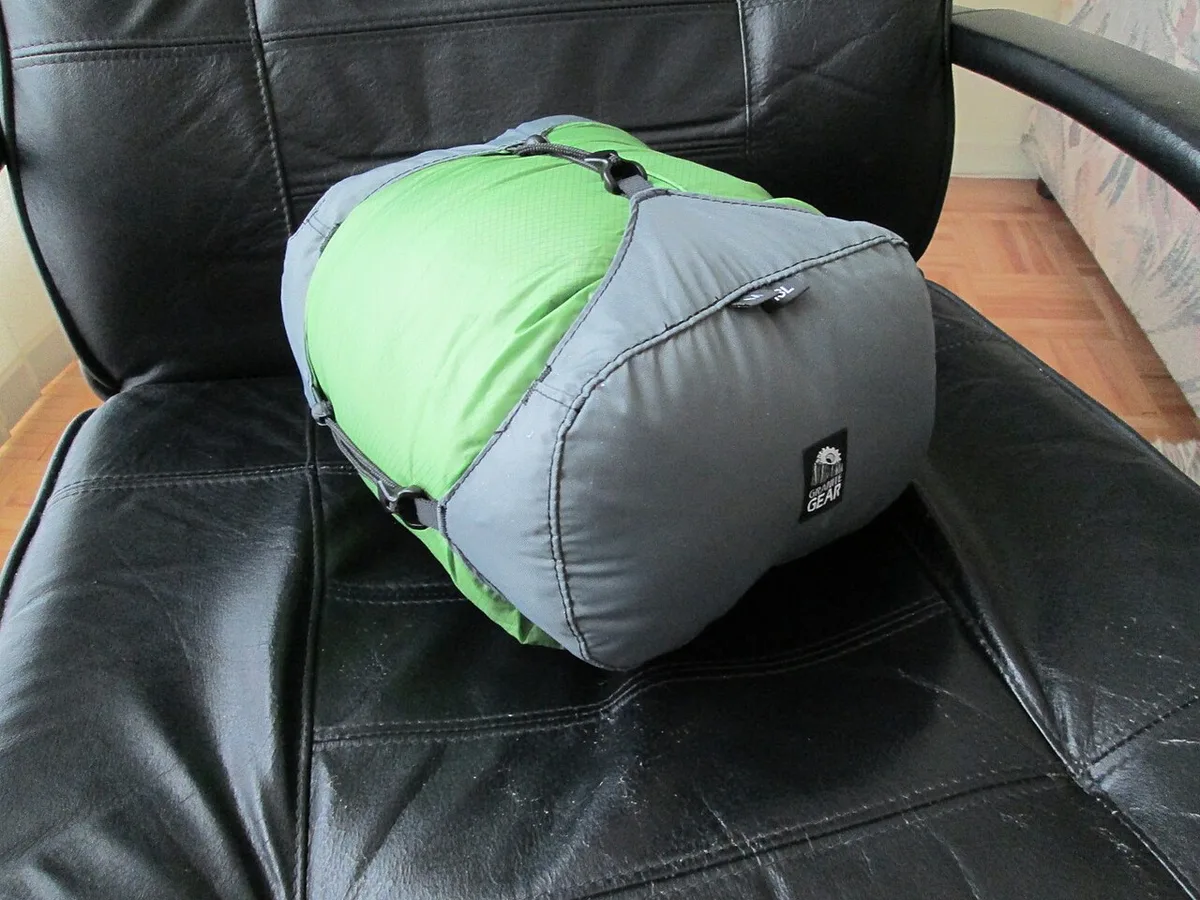 끈과 버클로 내용물을 누른 Granite Gear 압축 주머니